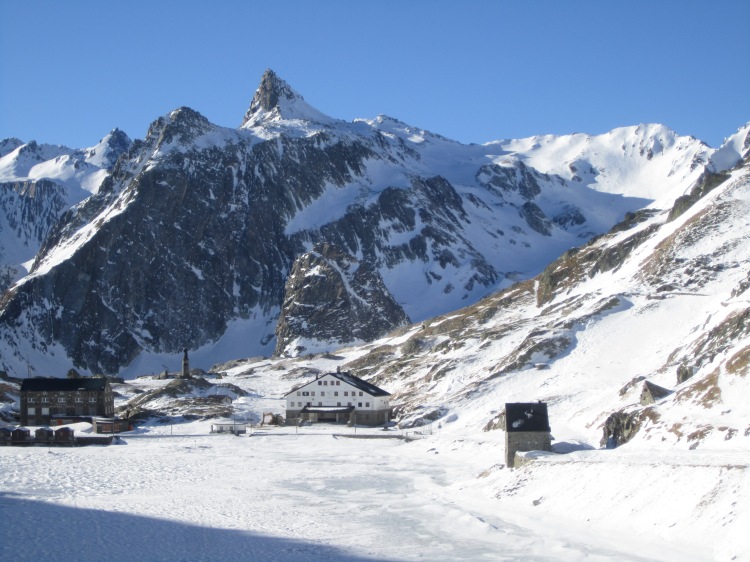 Mont Fourchon (à droite de l'aiguille rocheuse) vu depuis le Col du Grand Saint Bernard